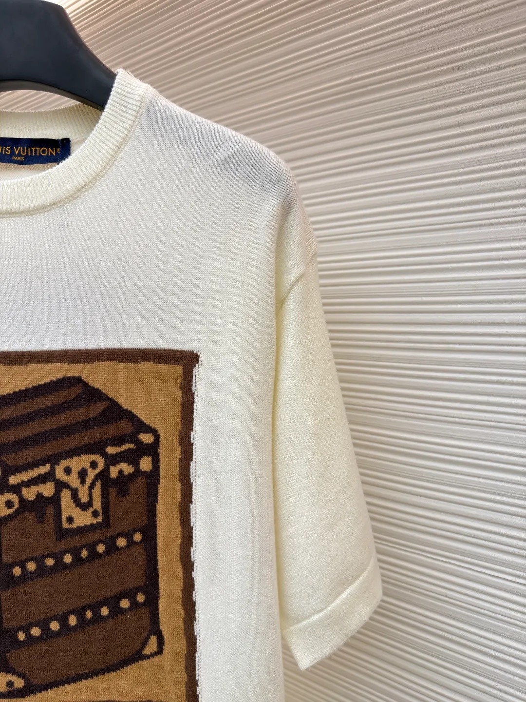 LOUIS VUITTON box flower knitted short sleeves ●Original version: 10,000 purchased and developed ●Item number: 1682409-A55 ●Fabric: densely spun cotton knitted fabric ●Technology: intarsia jacquard production ●Color: white ●Version: fitted version ●Weight: about 330g ●Size: S-M-L-XL ●Description: Custom-woven cloud soft densely spun cotton knitted fabric, delicate, soft and comfortable to the skin The classic black tone exudes an innate sense of luxury and is devouring by temperature. The front uses intarsia to restore the texture of the iconic hard box. The classic tones of antique brown and caramel gold freeze time. The back ends with Monogram flowers, allowing the totem of holding roses to bloom on the fabric. True luxury is never noisy, but there are surprises everywhere. Walking retro pictorial, intarsia jacquard weaving. By interweaving yarns of different colors, intarsia of the iconic hard box and Monogram flowers are formed on the fabric. The fine weaving not only ensures the clarity of the pattern, but also greatly enhances the durability of the fabric. The garment washing water plus soft and deodorizing process uses professional washing equipment and specific detergents to deeply clean and deodorize the clothes, improving the feel and appearance of the clothes. The overall wiring is straight and delicate, the fabric is comfortable and soft, and the color is consistent without color difference. It can be matched with the same style to create a fashionable look and control various occasions. Customized accessories, complete with three standards, same style for men and women!